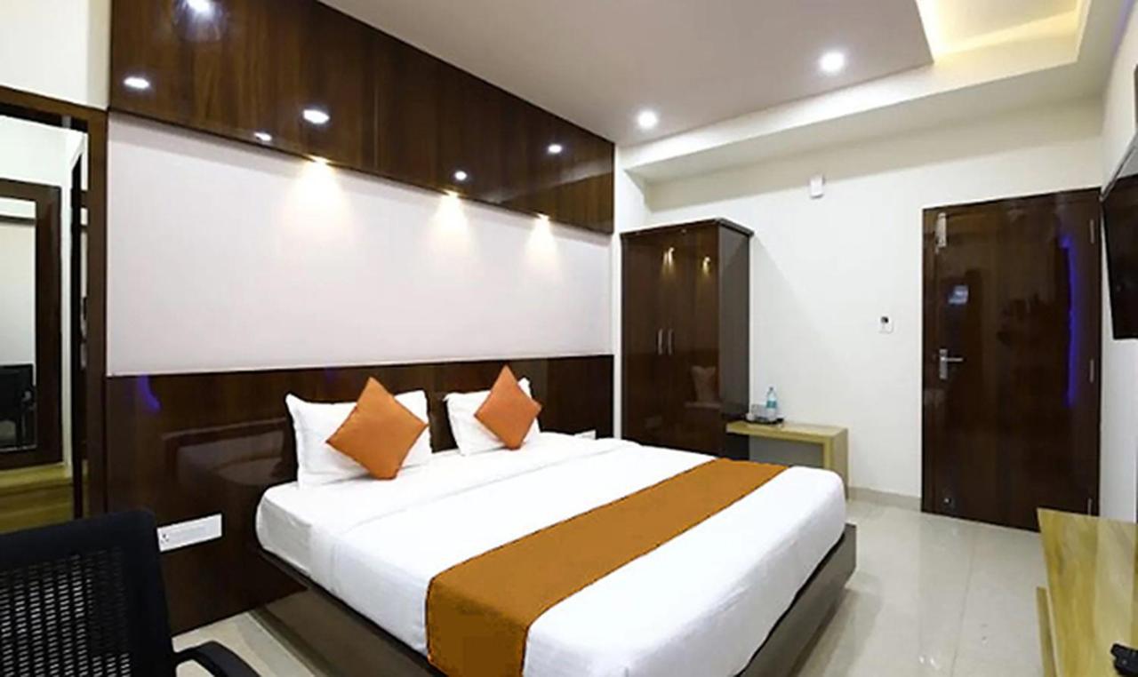 Royal Blue Meridian Inn Bangalore Exterior foto